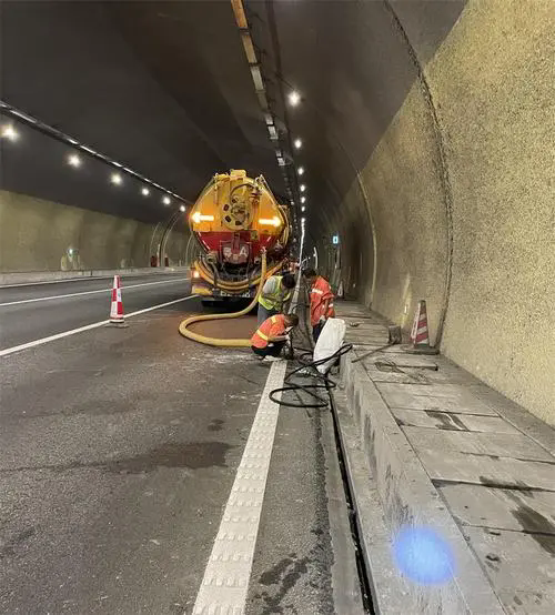 麻洋镇隧道排水渠清淤